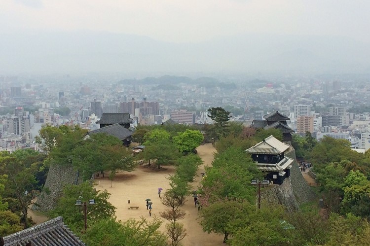 Het uitzicht vanaf kasteel van Matsuyama